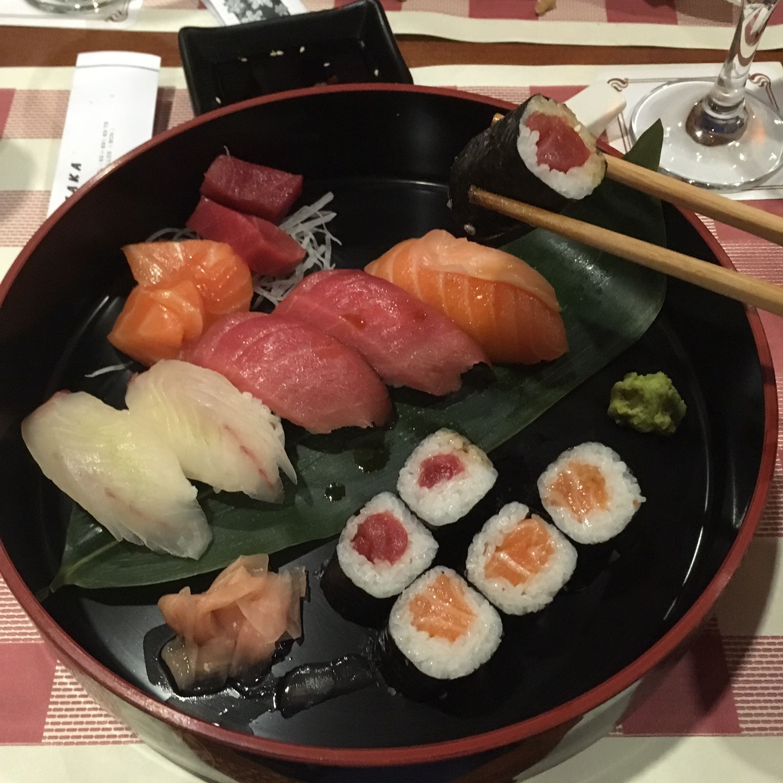 Sushi tallerken med assorterede stykker